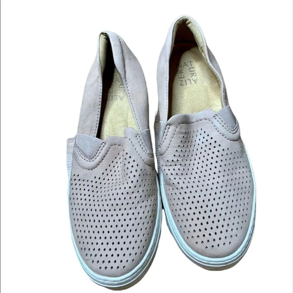 ✨ Naturalizer Women's Carly Sneaker✨